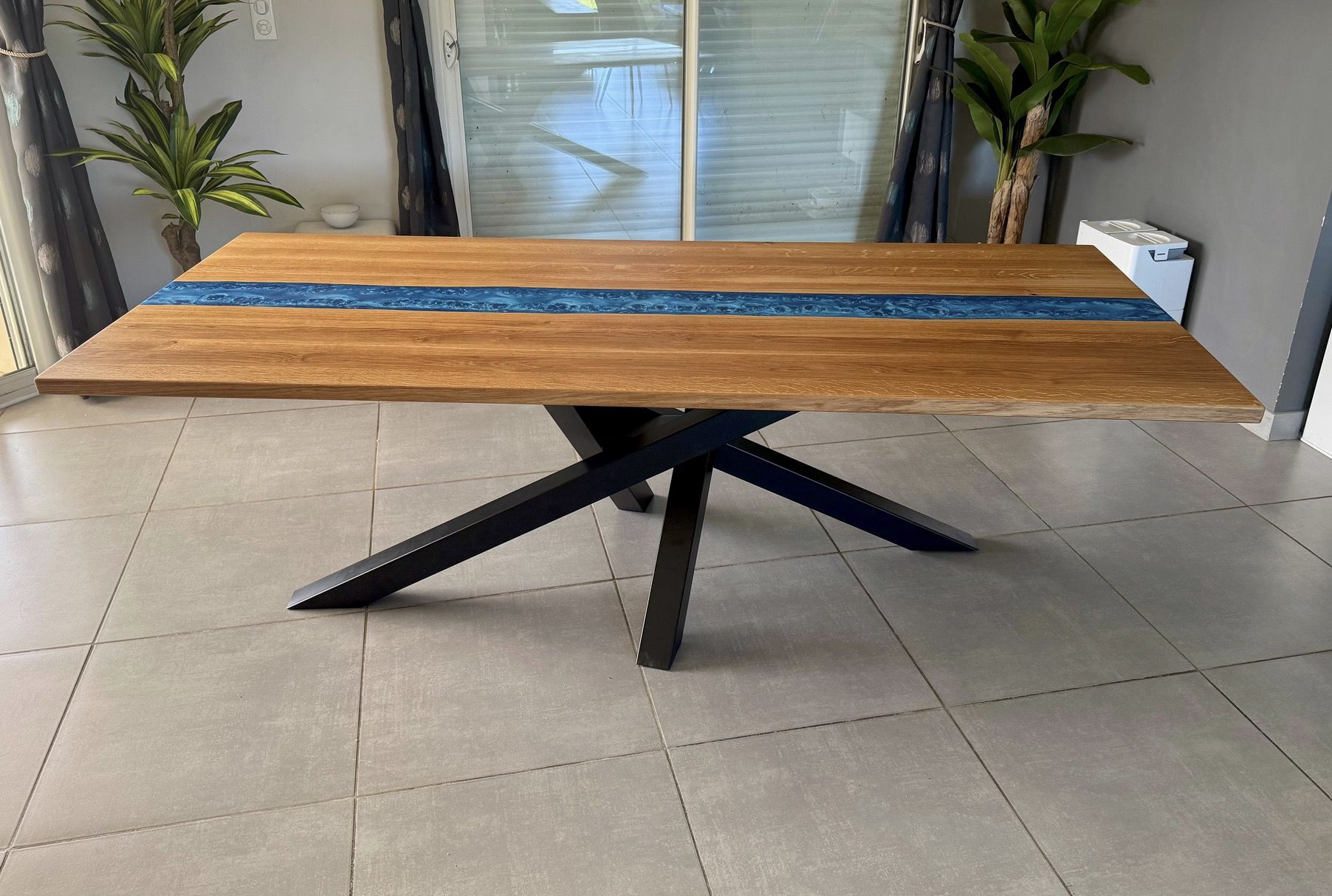 Table rivière en chêne massif et résine époxy