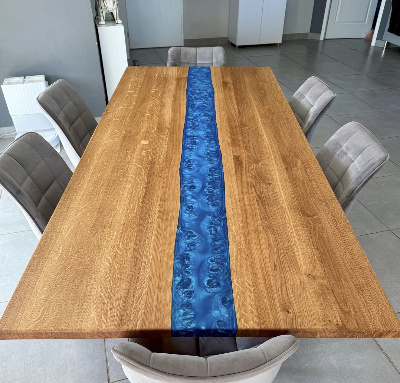 Table rivière en chêne massif et résine époxy